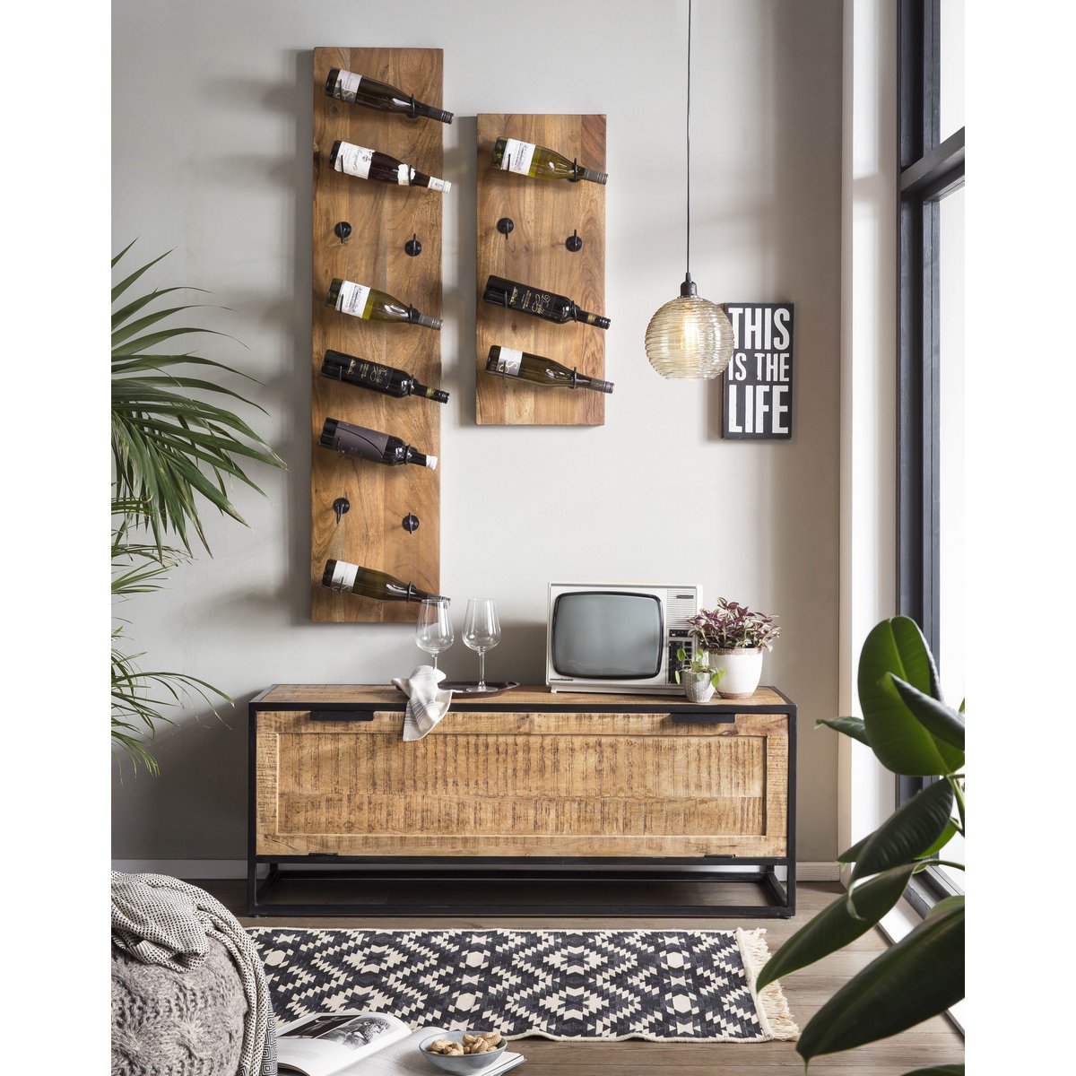 Wand-Weinregal aus Mangoholz und schwarzem Metall für 8 Flaschen, 16 × 33 × 148 cm | VIA X SELECTION
