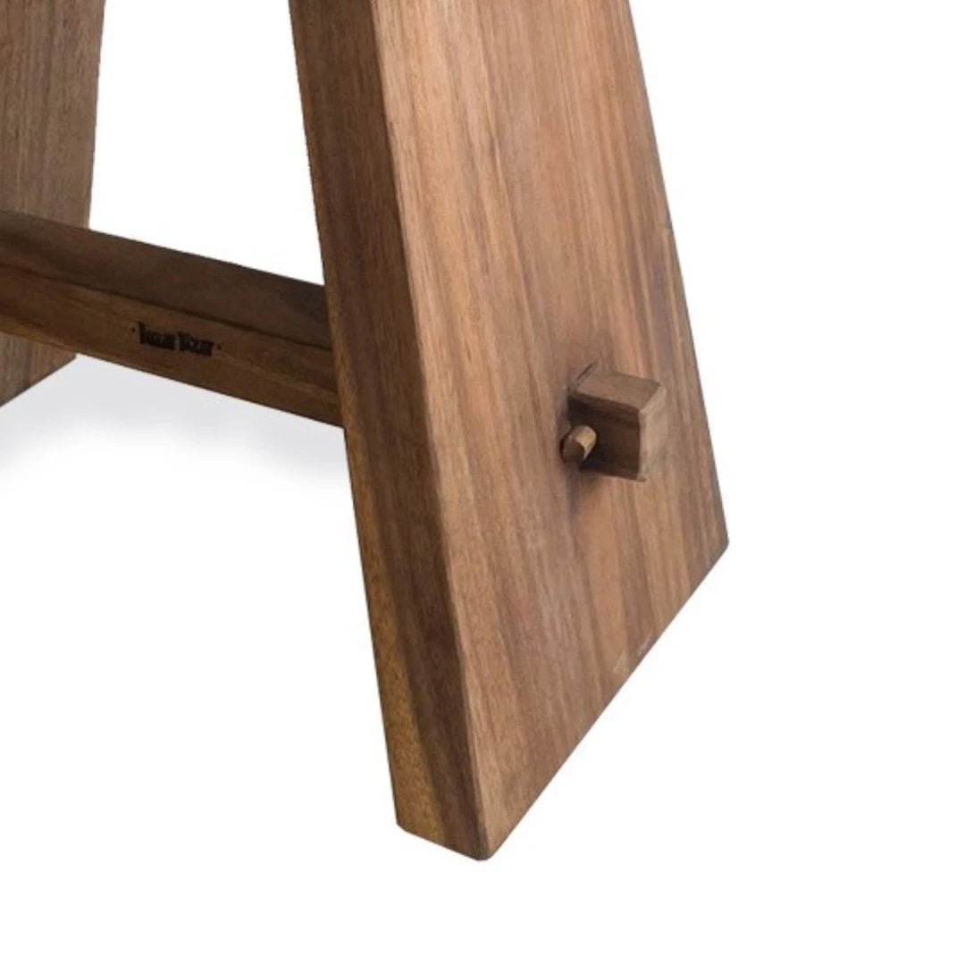 Hocker aus Suarholz natur mit schwarzer Ledersitzfläche | VIA X SELECTION