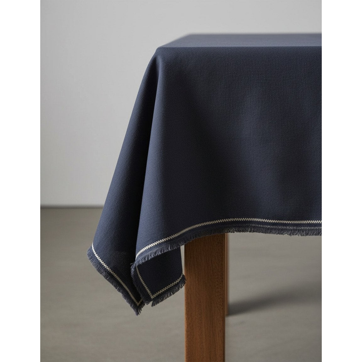 Leinentischdecke in Schwarz-Natur, 150 × 250 cm | VIA X SELECTION