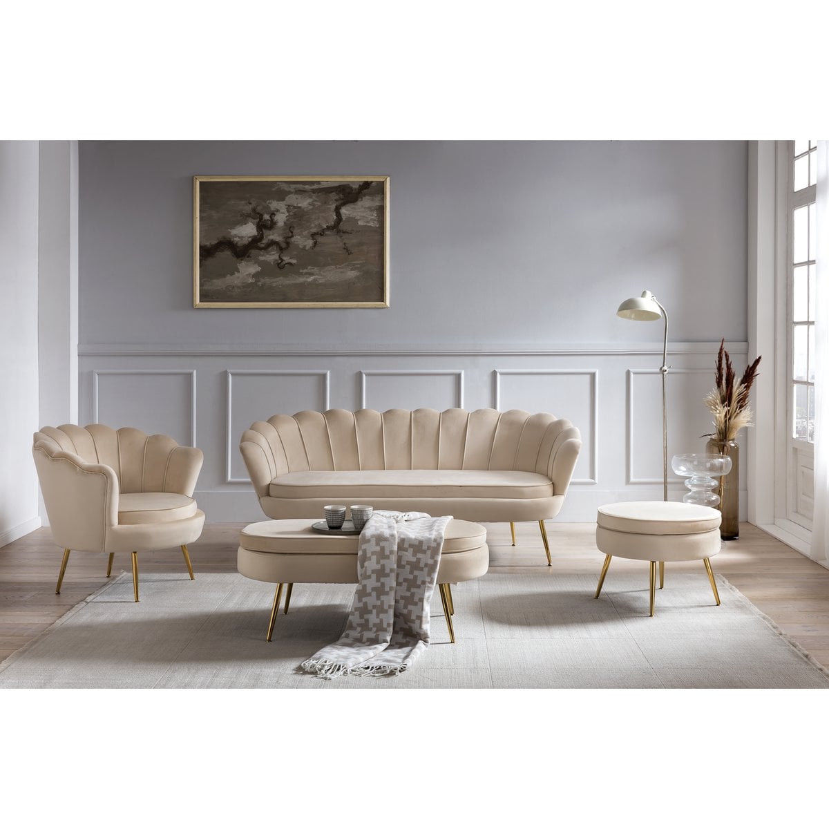 3-Sitzer-Muschelsofa in beigefarbener Samtoptik mit goldfarbenem Metallgestell | VIA X SELECTION
