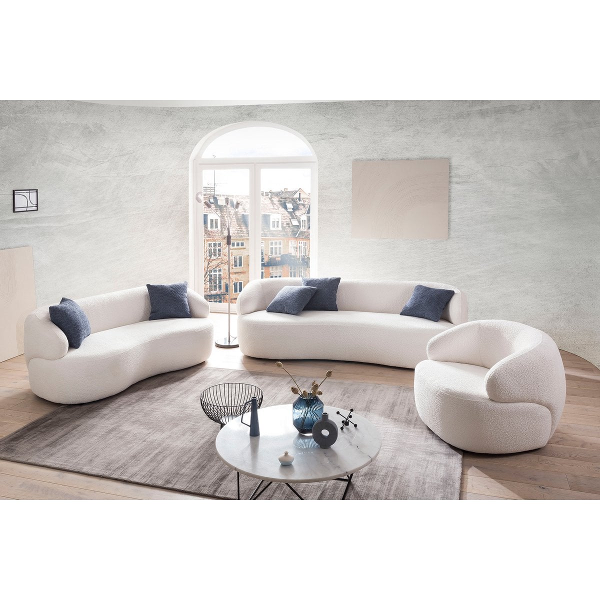 2-Sitzer-Sofa in weißem Bouclé mit gerundeter Form | VIA X SELECTION