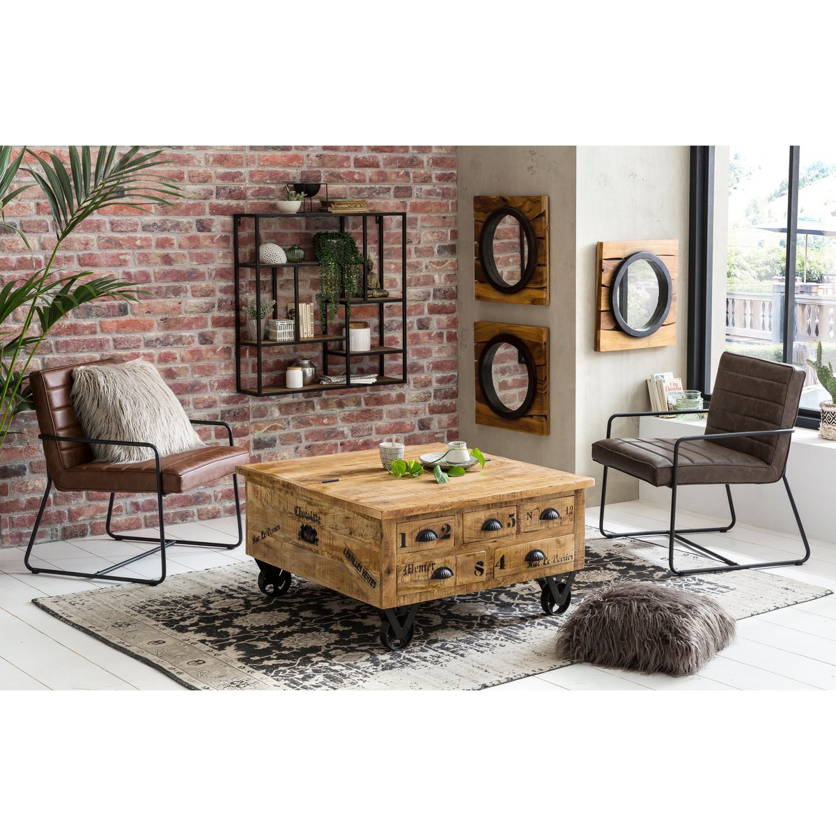 Couchtisch-Truhe aus Mangoholz und Metall auf Rollen, 90 × 90 × 47 cm | VIA X SELECTION