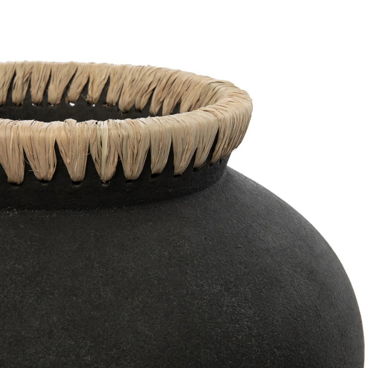 Breite Terrakotta-Vase mit Raffia-Detail | VIA X SELECTION