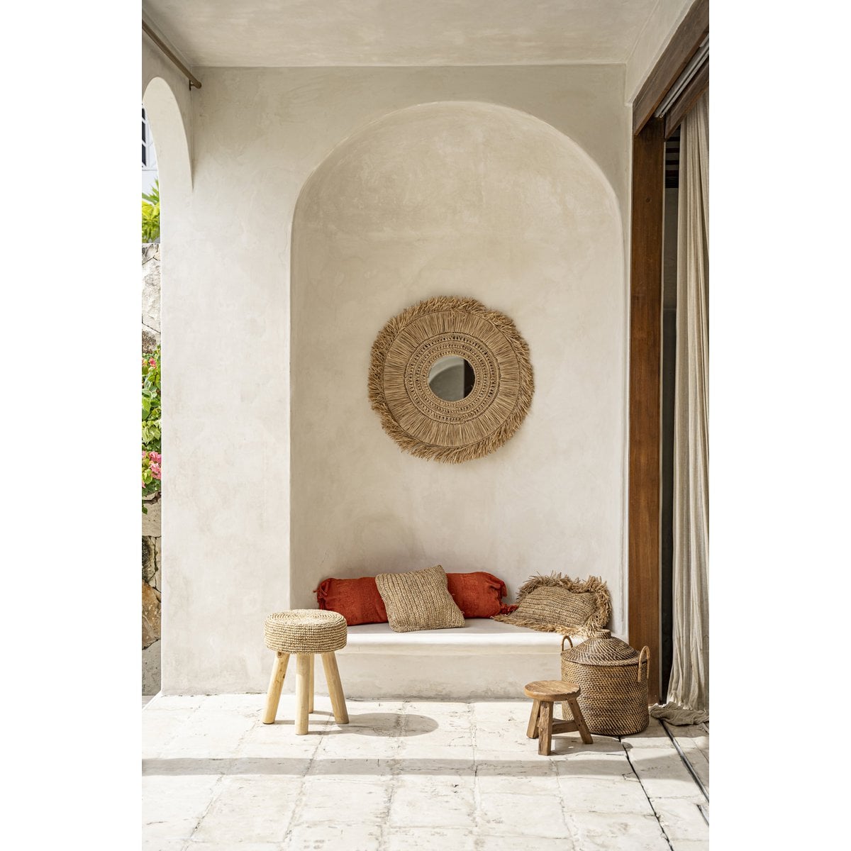 Geflochtener Hocker aus Teakholz und Raffia in Natur | VIA X SELECTION