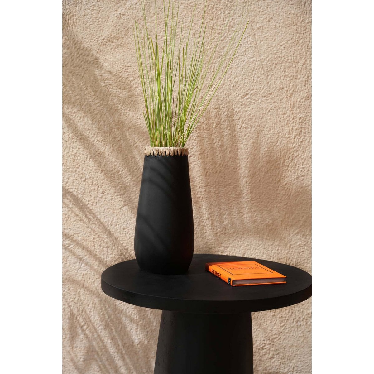 Schmale Terrakotta-Vase mit Raffia-Detail | VIA X SELECTION