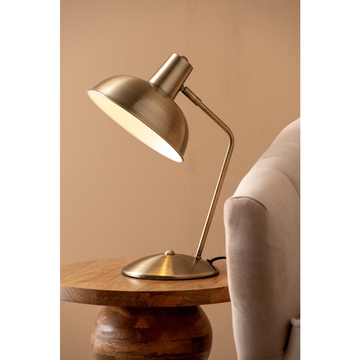 Leitmotiv Hood Tischleuchte in Gold | VIA X SELECTION
