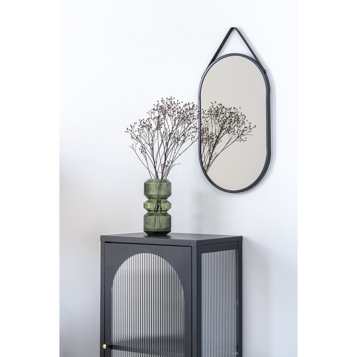 Ovaler Wandspiegel mit schwarzem Rahmen und Riemen, 35 × 60 cm | VIA X SELECTION