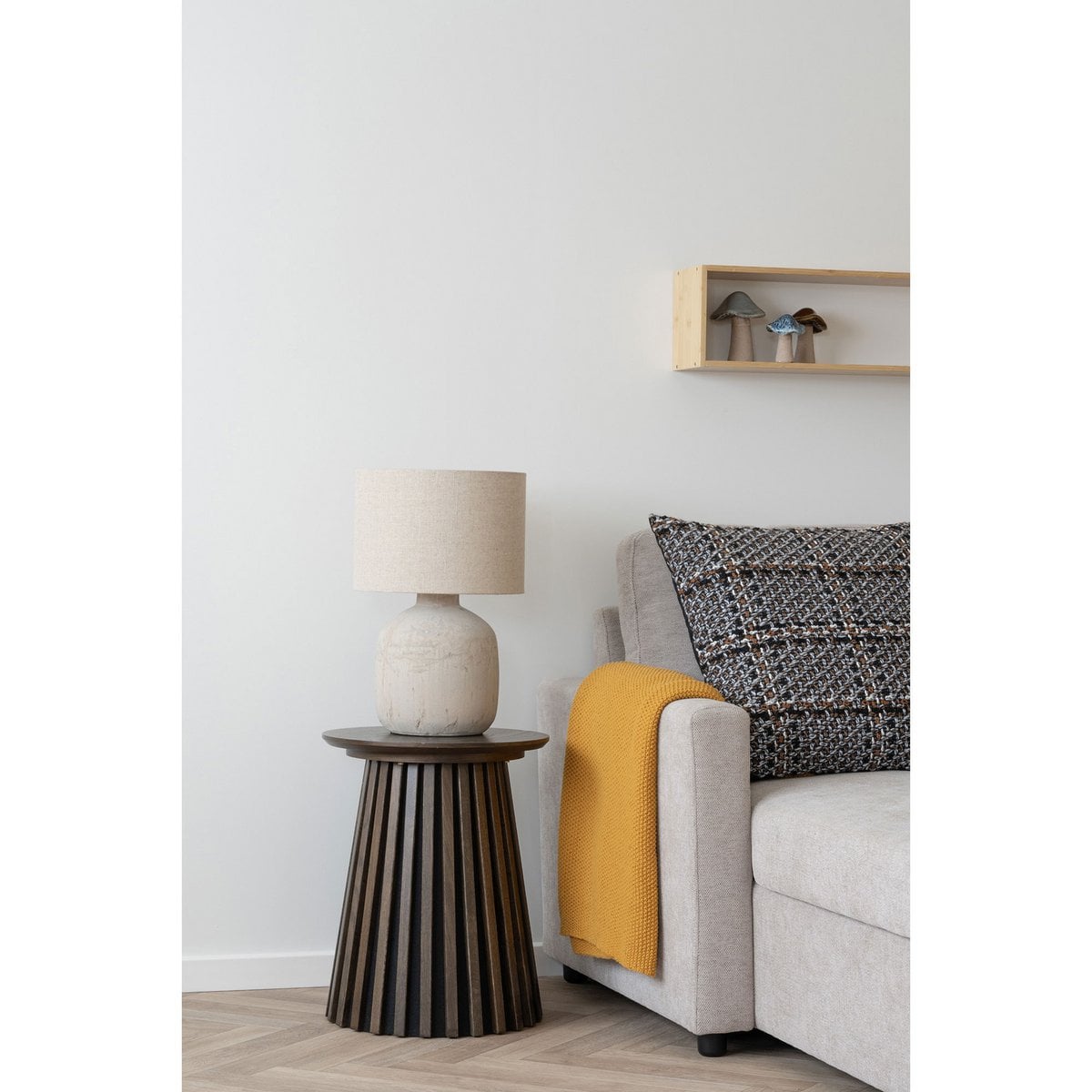 Runder Beistelltisch in Räuchereiche, 40 × 40 × 50 cm | VIA X SELECTION