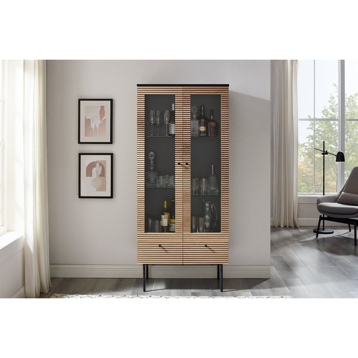 Vitrine mit Eichenfront, 43 × 79 × 179 cm | VIA X SELECTION