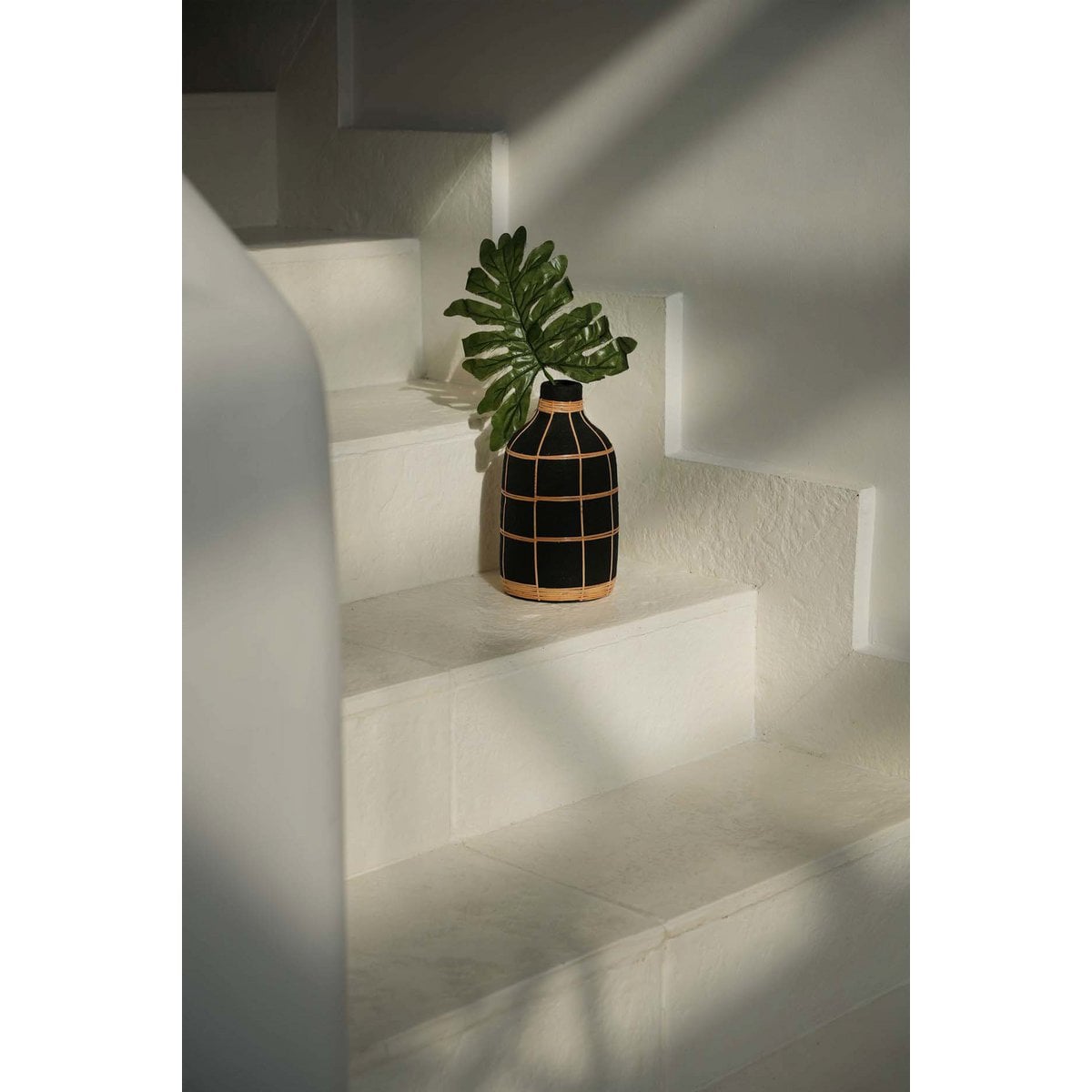 Mittlere runde Terrakotta-Vase mit Rattan-Detail | VIA X SELECTION