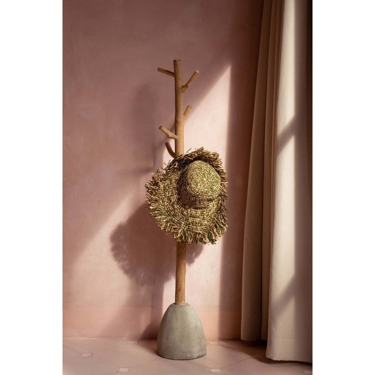 Garderobenständer aus Teakholz und Beton, 25 × 25 × 150 cm | VIA X SELECTION