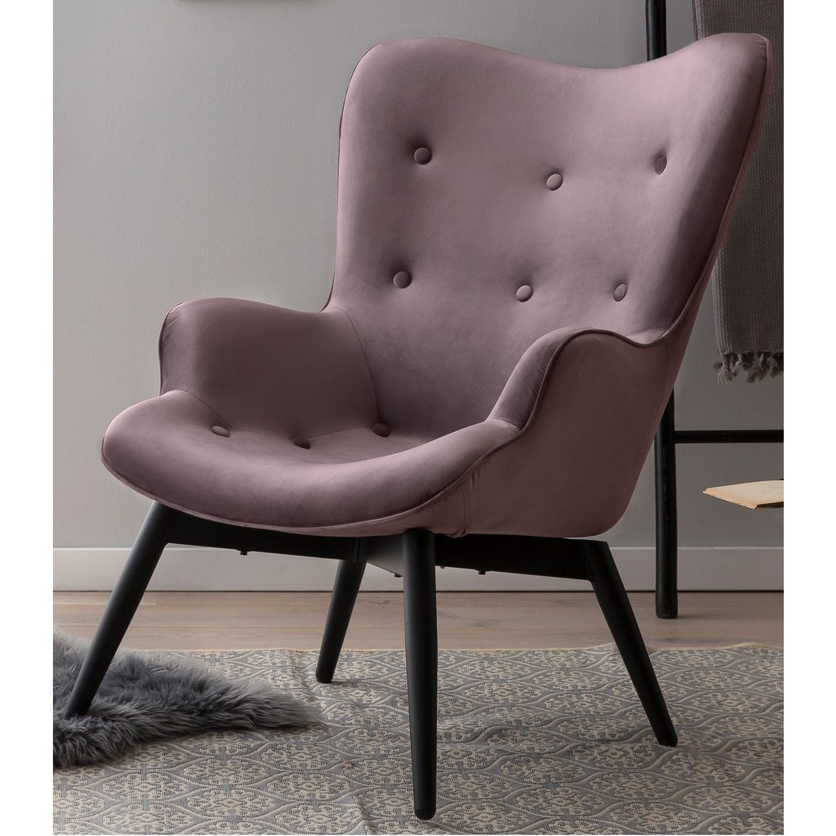 Polstersessel aus Samt rosé mit schwarzen Metallbeinen | VIA X SELECTION