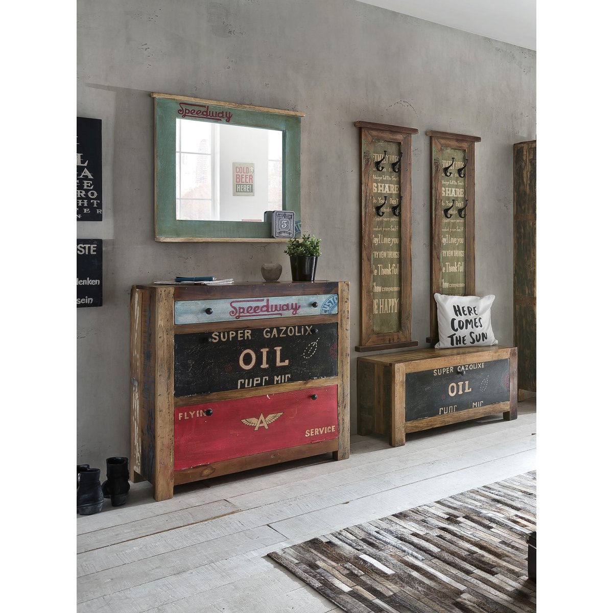 Wandspiegel aus Altholz mit Schriftzugdetails, 68 × 79 cm | VIA X SELECTION