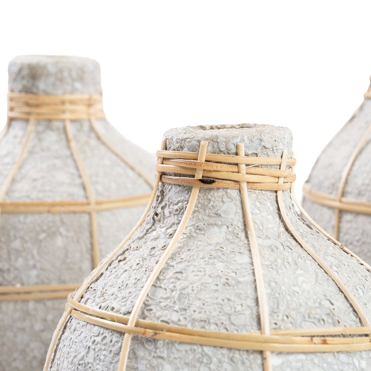 Mittlere Terrakotta-Vase in Betongrau und in Natur | VIA X SELECTION