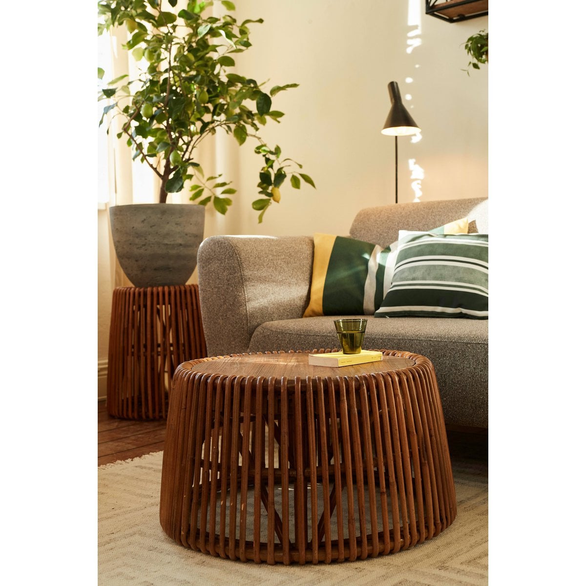 TOM TAILOR Home Beistelltisch aus Rattan und Glas, 69 × 69 × 38 cm | VIA X SELECTION