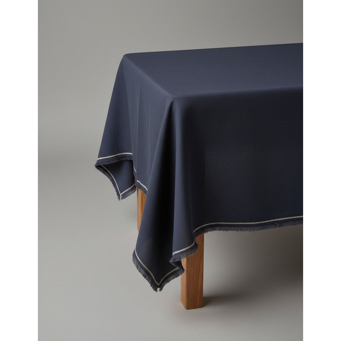 Leinentischdecke in Schwarz-Natur, 150 × 300 cm | VIA X SELECTION