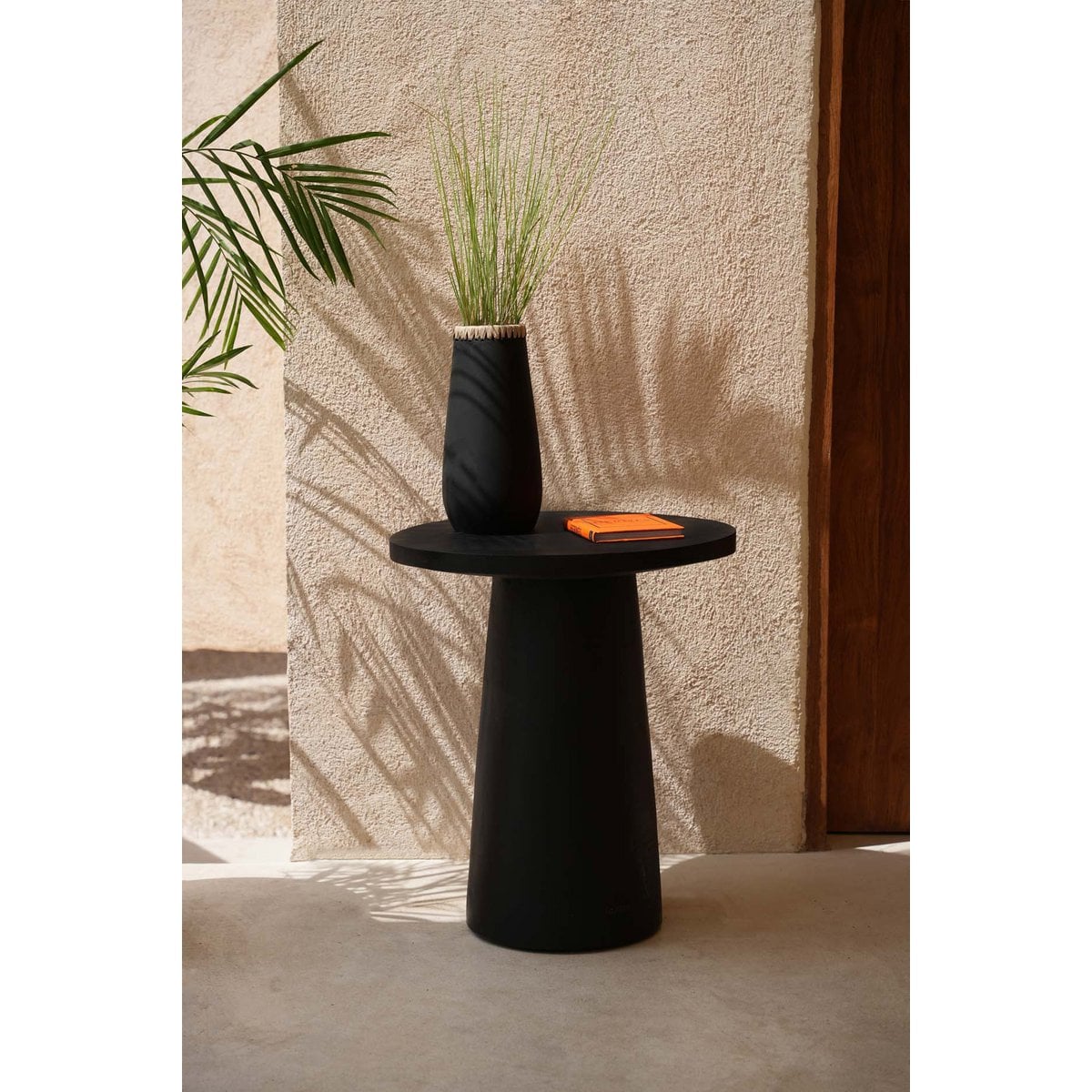 Schmale Terrakotta-Vase mit Raffia-Detail | VIA X SELECTION