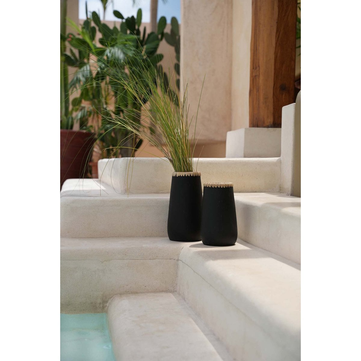 Kleine Terrakotta-Vase mit Raffia-Detail | VIA X SELECTION