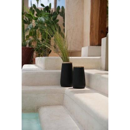 Kleine Terrakotta-Vase mit Raffia-Detail | VIA X SELECTION