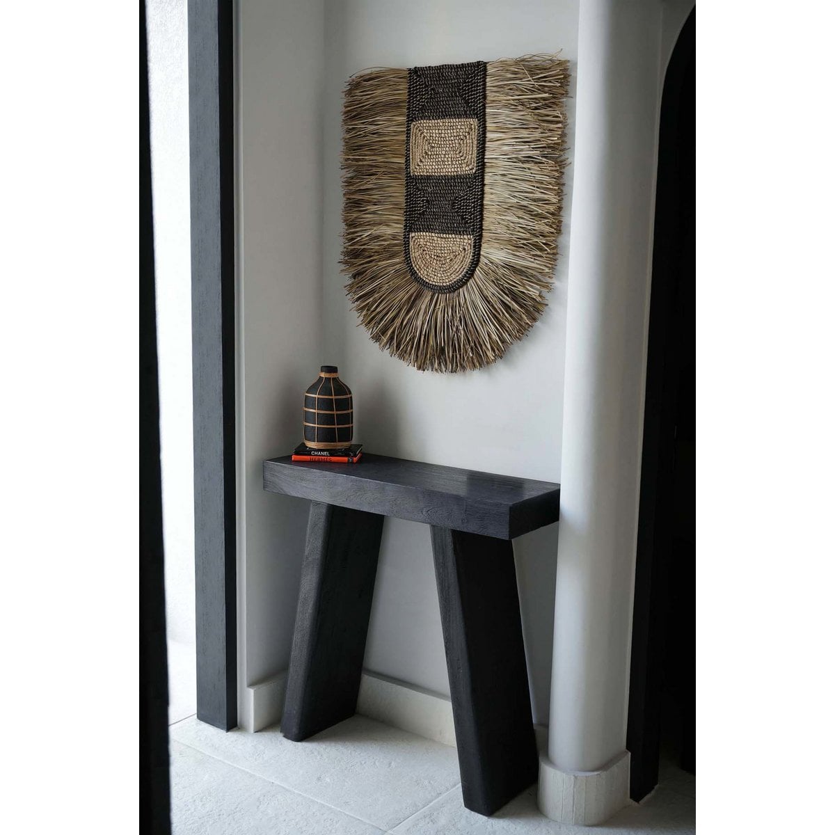 Mittlere runde Terrakotta-Vase mit Rattan-Detail | VIA X SELECTION