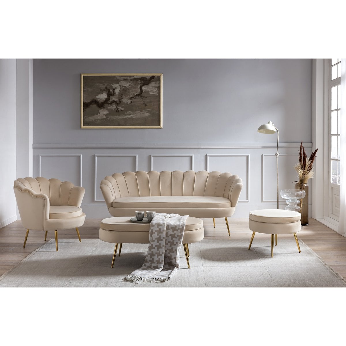 Muschelsessel aus Samt beige mit goldfarbenem Gestell | VIA X SELECTION