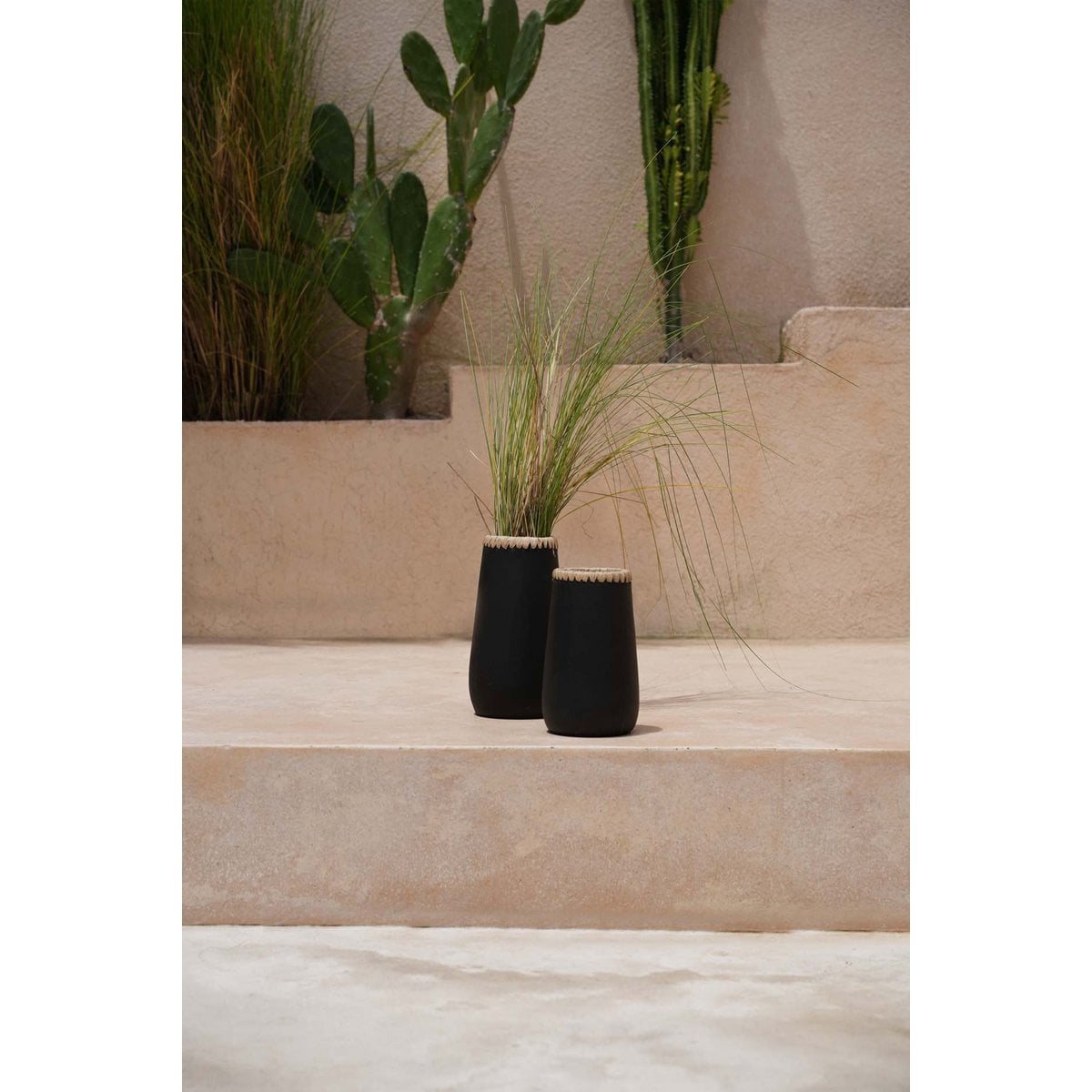 Schmale Terrakotta-Vase mit Raffia-Detail | VIA X SELECTION
