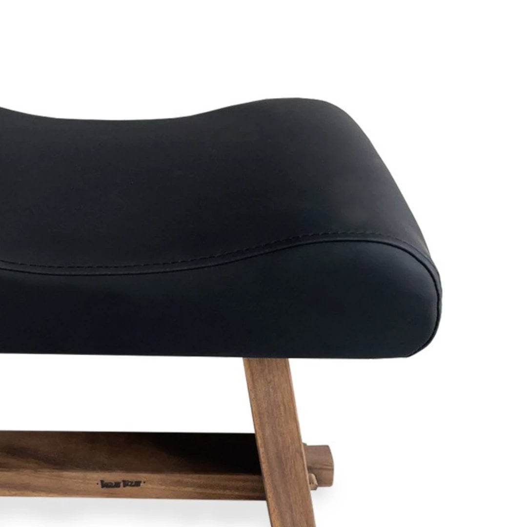 Hocker aus Suarholz natur mit schwarzer Ledersitzfläche | VIA X SELECTION
