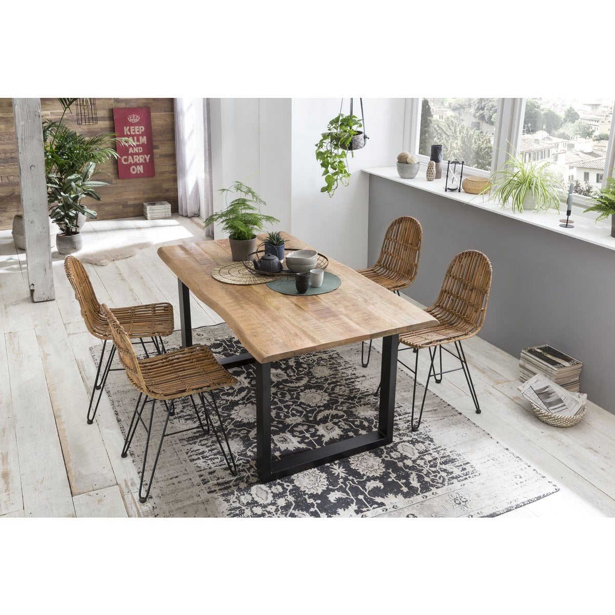 Esszimmerstuhl aus naturbelassenem Rattan mit schwarzem Metallgestell | VIA X SELECTION