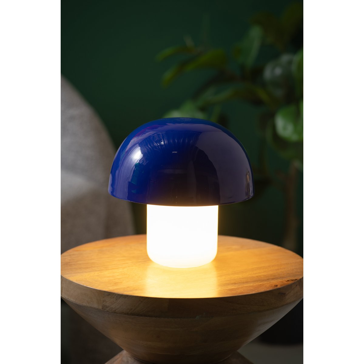 Leitmotiv Nuevo Mini Mushroom Tischleuchte mit Milchglasbasis in in Blau | VIA X SELECTION