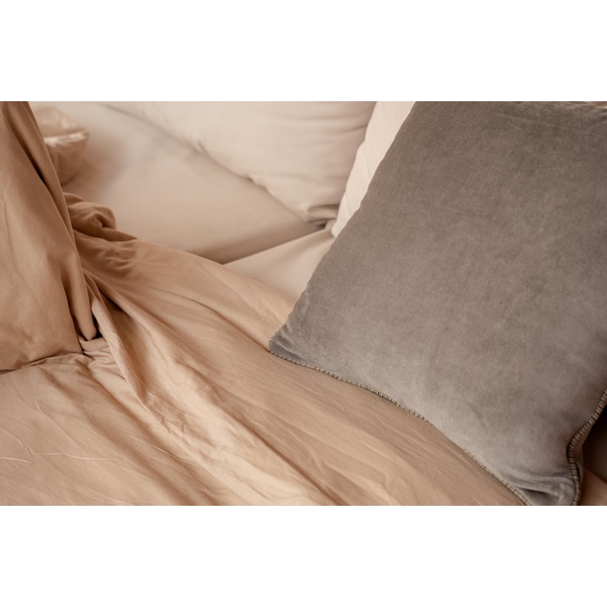 Kissenbezug aus Samt in Grau, 50 × 50 cm | VIA X SELECTION