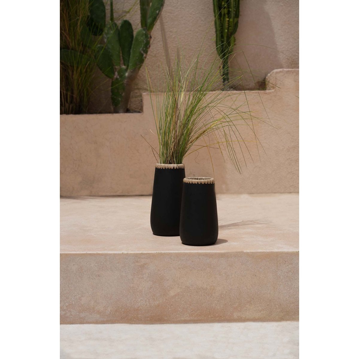 Kleine Terrakotta-Vase mit Raffia-Detail | VIA X SELECTION