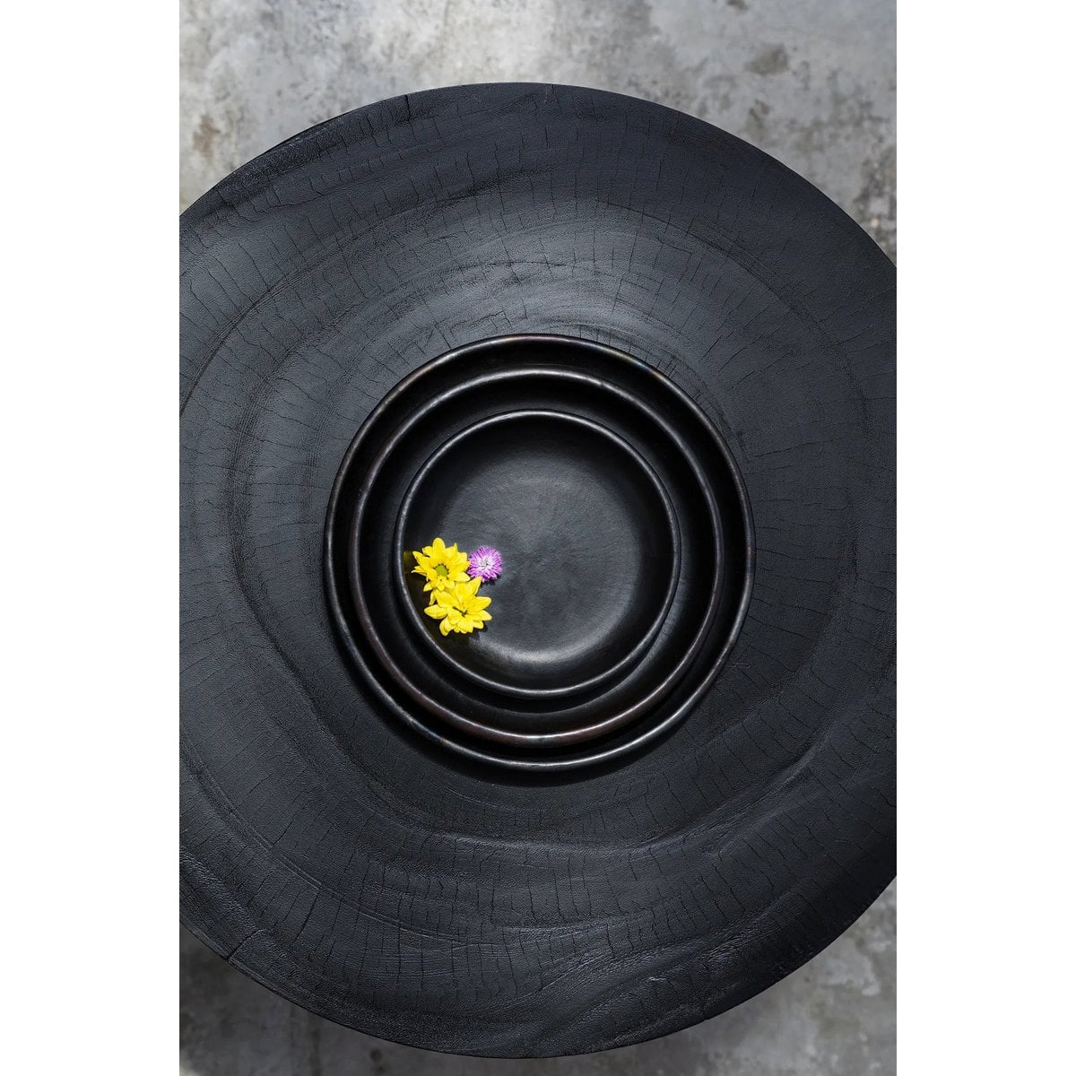 Schwarzer Teller aus gebrannter Terrakotta 26 cm | VIA X SELECTION
