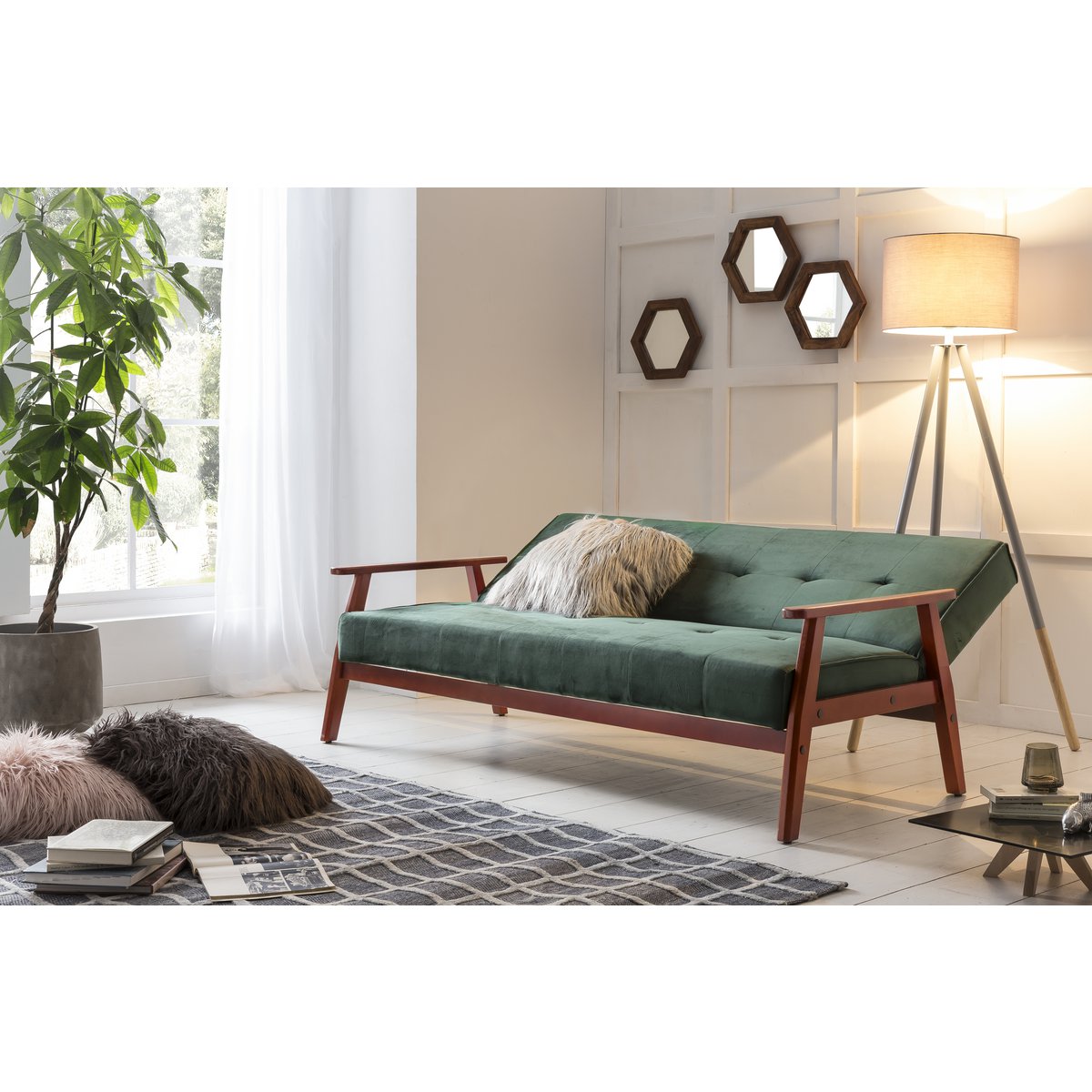 Schlafsofa in tannengrüner Samtoptik mit Holzgestell | VIA X SELECTION