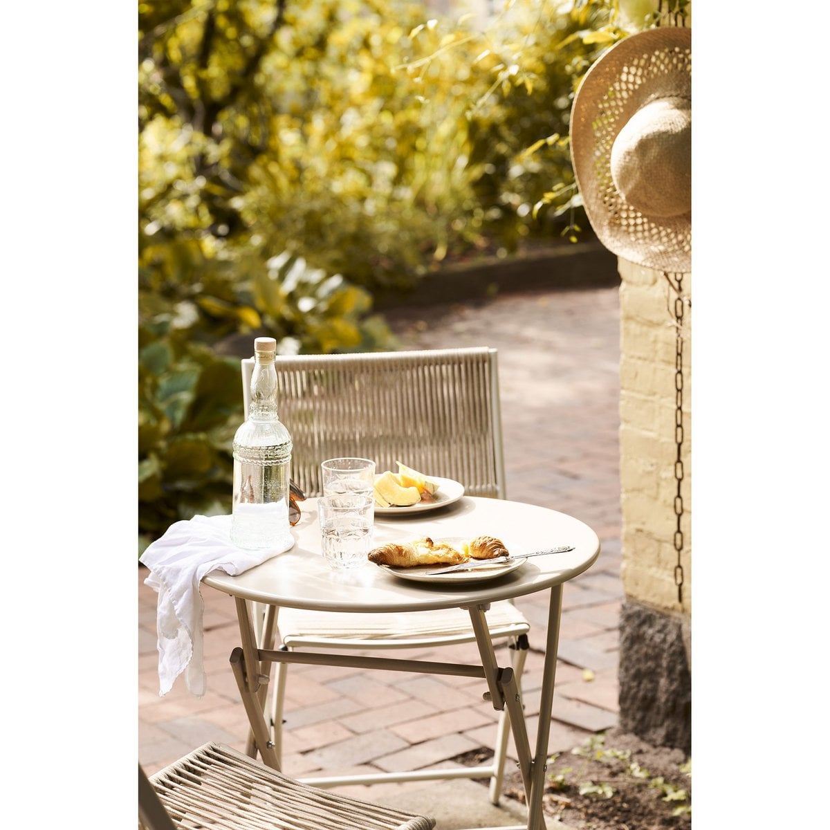 Bistro-Set in Taupe mit zwei Stühlen und Tisch | VIA X SELECTION