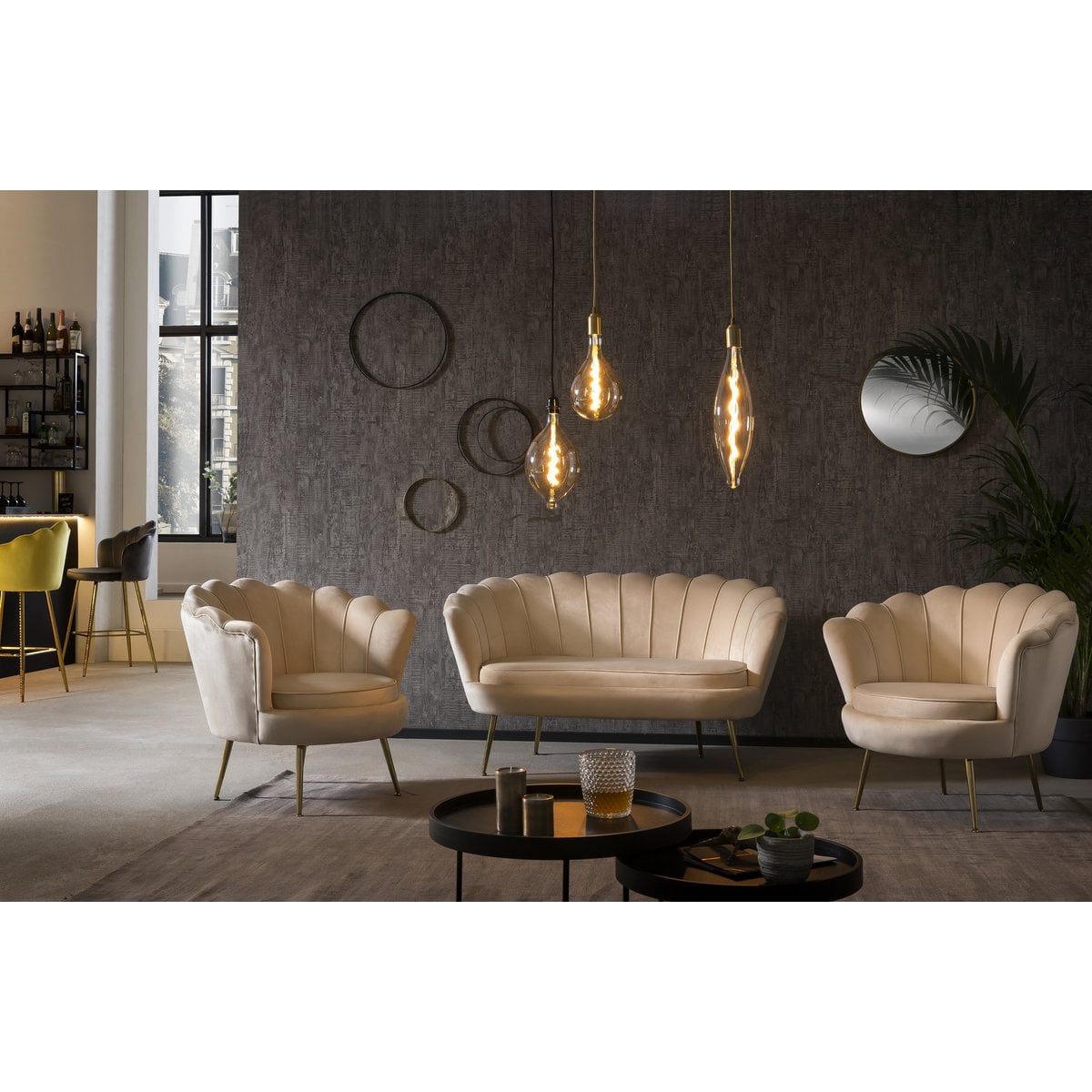 Muschelsessel aus Samt beige mit goldfarbenem Gestell | VIA X SELECTION