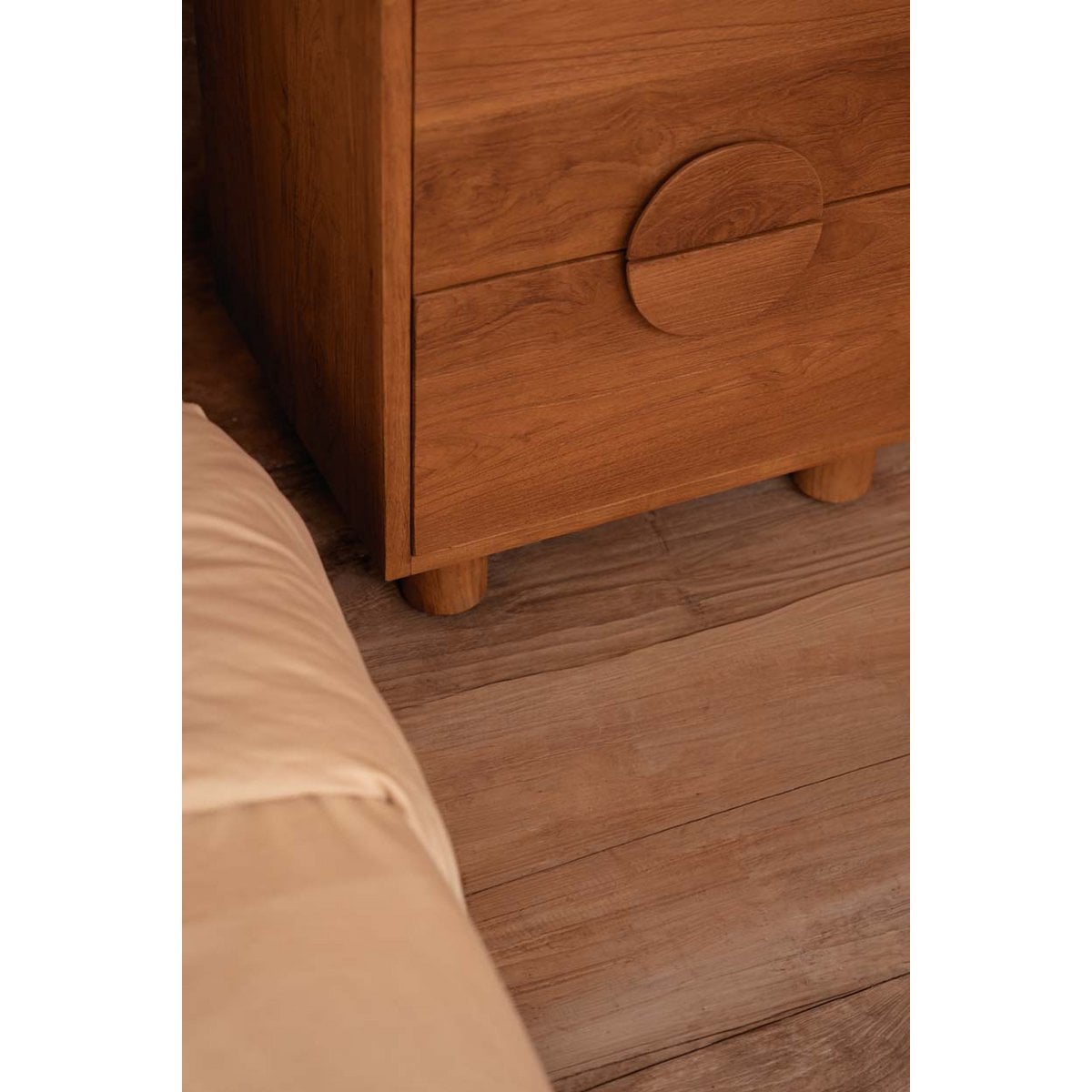 Nachttisch aus Teakholz mit zwei Schubladen, 50 × 40 × 58 cm | VIA X SELECTION