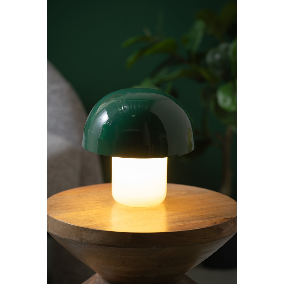 Leitmotiv Nuevo Mini Mushroom Tischleuchte mit Milchglasbasis in Grün | VIA X SELECTION