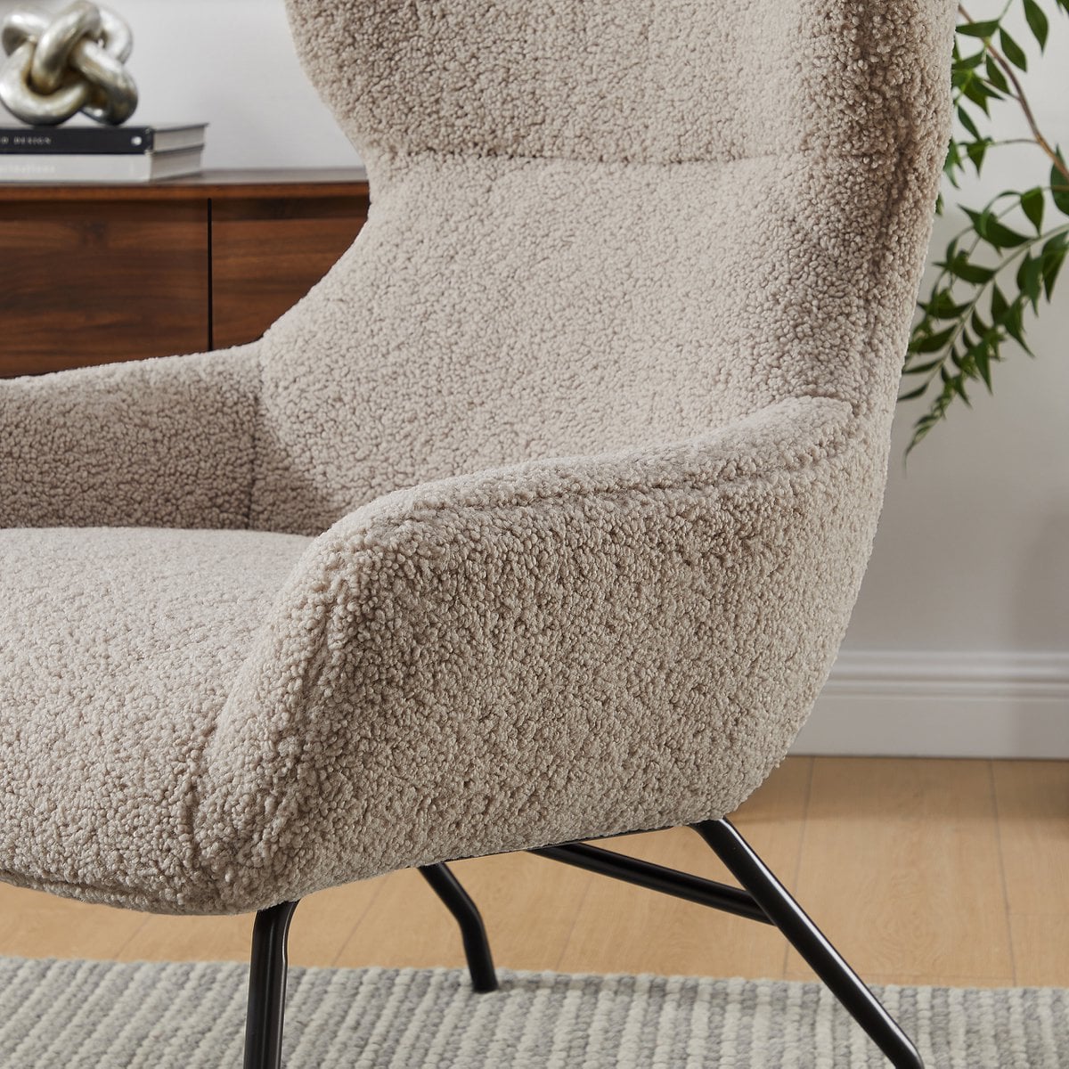 Sessel mit Hocker in Teddyfell-Optik in Taupe | VIA X SELECTION