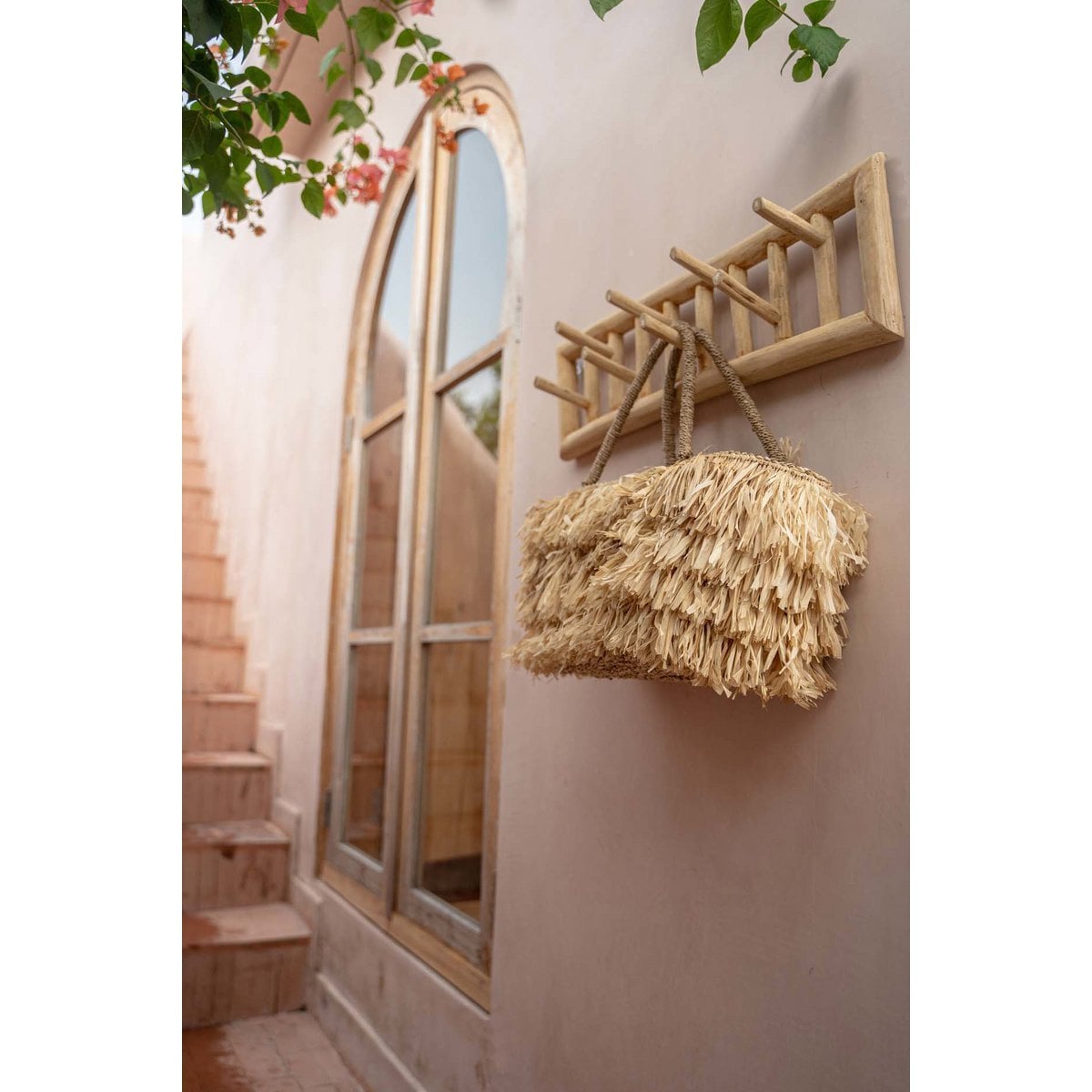 Kleiderbügel aus Teakholz mit organischer Form, 70 × 10 × 20 cm | VIA X SELECTION