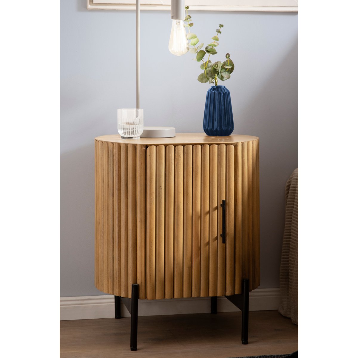 Nachttisch aus Mangoholz mit Lamellenfront, 40 × 50 × 60 cm | VIA X SELECTION