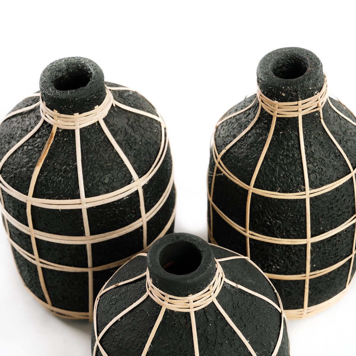 Große runde Terrakotta-Vase mit Rattan-Detail | VIA X SELECTION