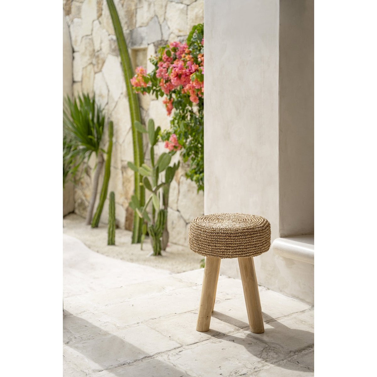 Geflochtener Hocker aus Teakholz und Raffia in Natur | VIA X SELECTION