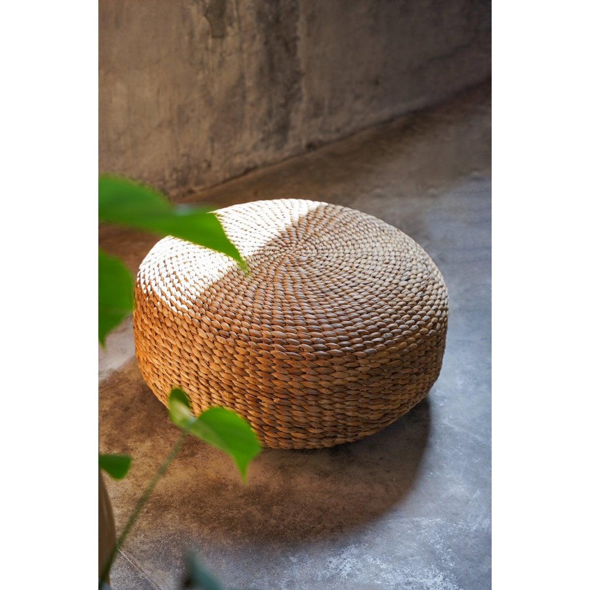 Pouf aus Wasserhyazinthe in Natur | VIA X SELECTION