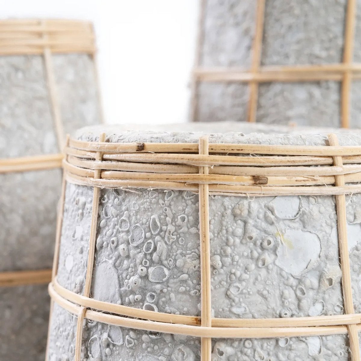 Terrakotta-Vase mit Raffia-Detail | VIA X SELECTION