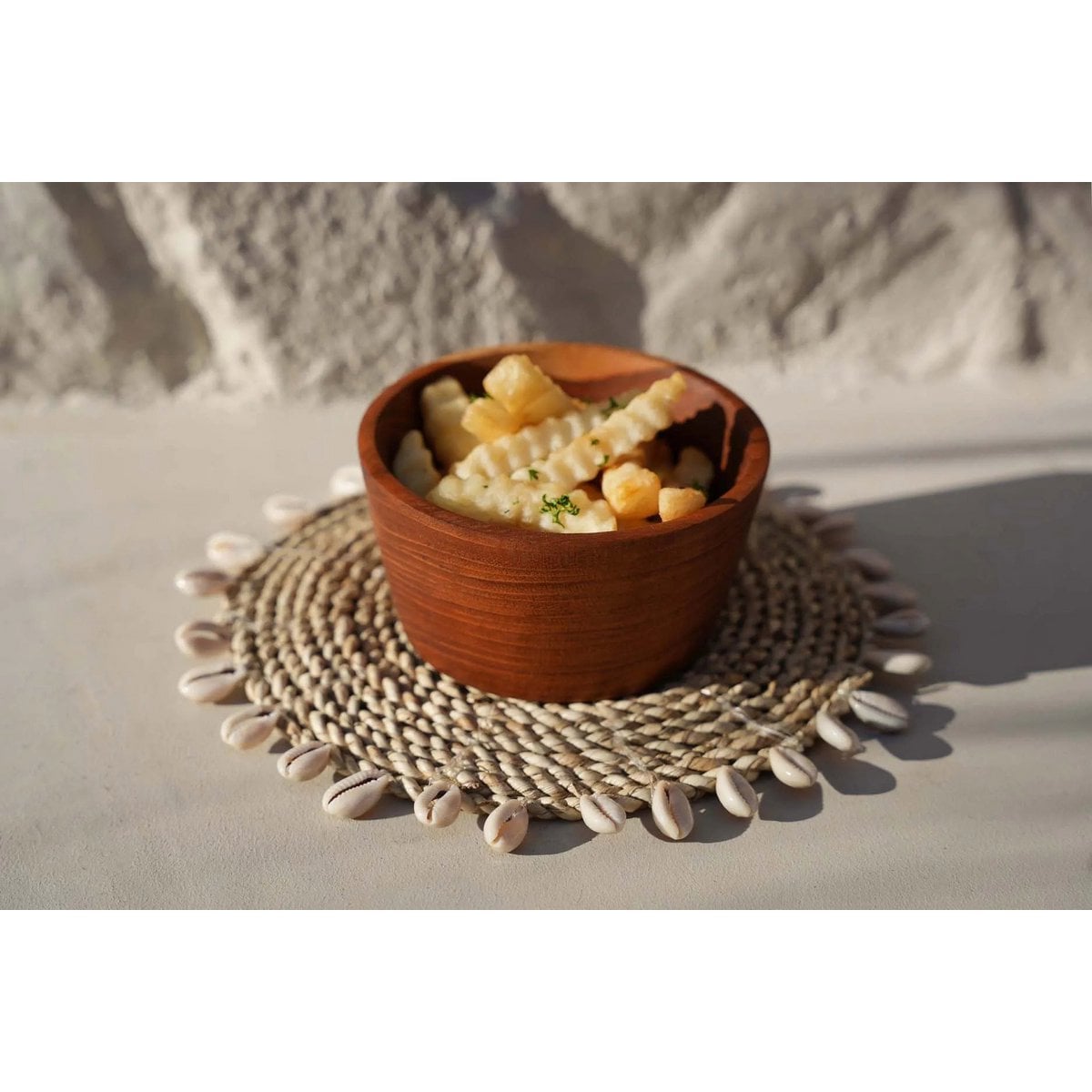 Raffia-Untersetzer mit Kaurimuscheln, Ø 23 cm | VIA X SELECTION