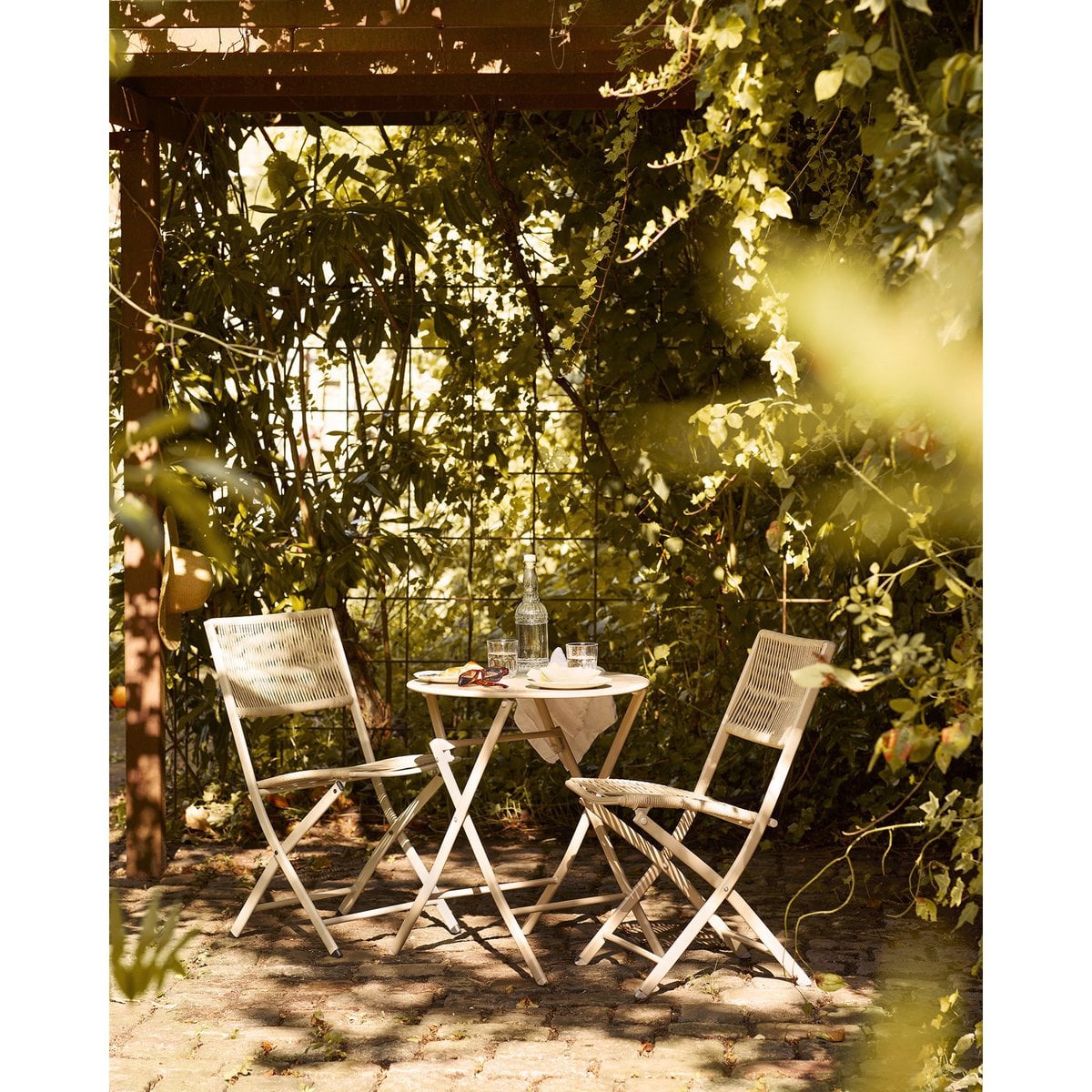 Bistro-Set in Taupe mit zwei Stühlen und Tisch | VIA X SELECTION
