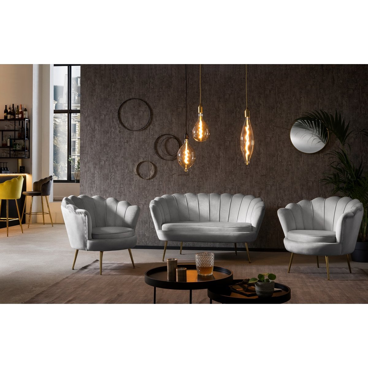 Muschelsofa in hellgrauer Samtoptik mit goldfarbenem Metallgestell | VIA X SELECTION