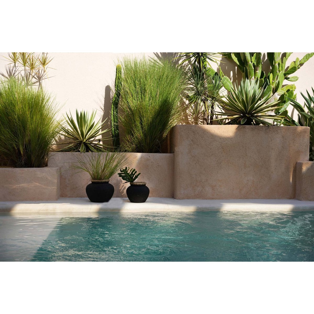 Breite Terrakotta-Vase mit Raffia-Detail | VIA X SELECTION