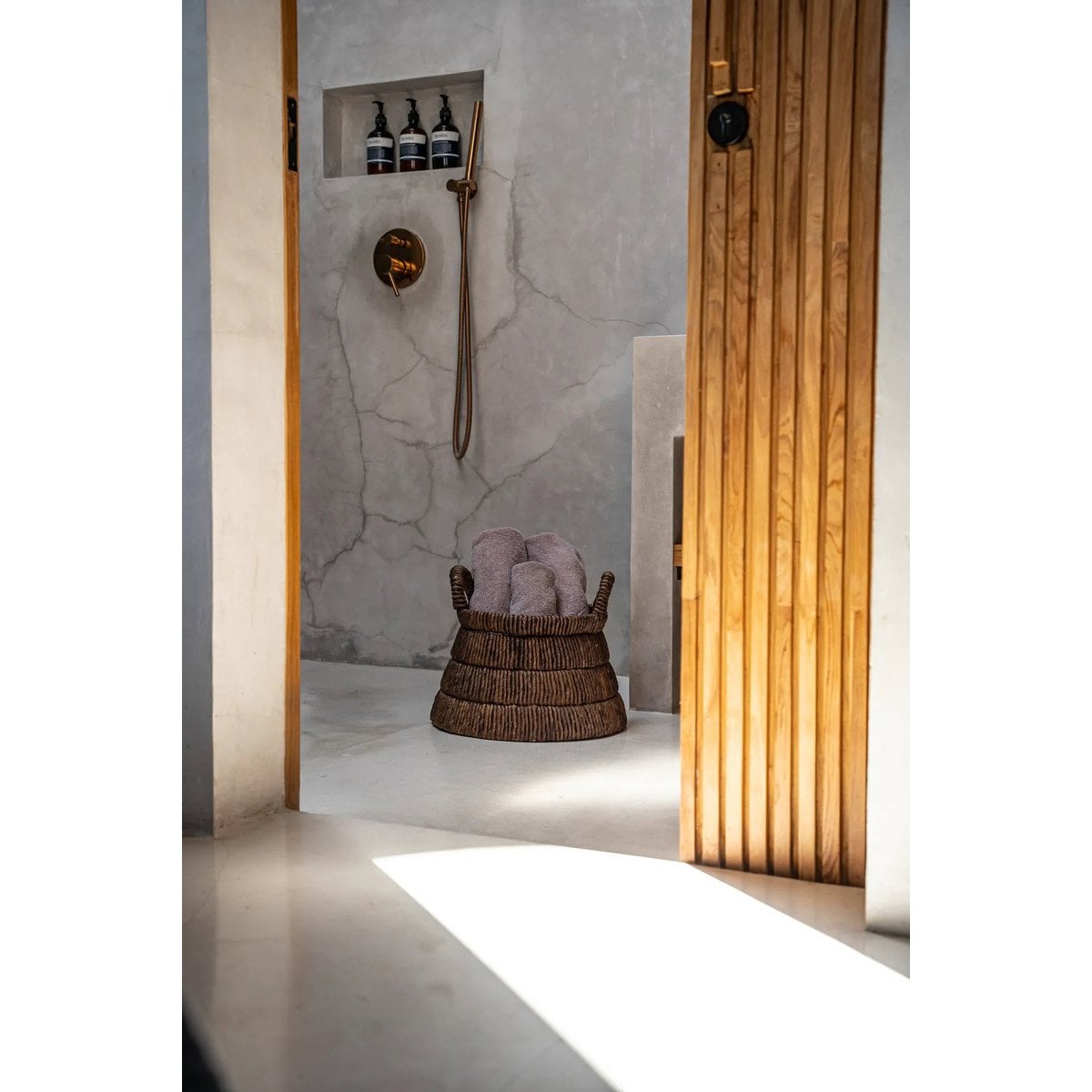 Korb aus Palmblatt dunkelbraun, 42 × 42 × 33 cm | VIA X SELECTION