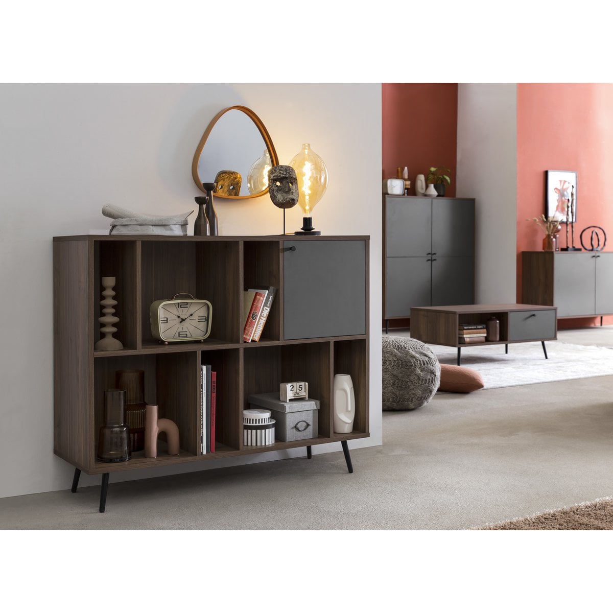 Breites Bücherregal in Walnussoptik und Grau mit Tür, 40 × 118 × 76 cm | VIA X SELECTION